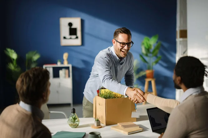 Geschäftstreffen mit Handschlag und Geschenkbox