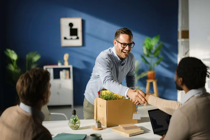 Geschäftstreffen mit Handschlag und Geschenkbox