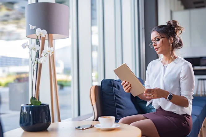 Stage-Image - Junge-Dame-sieht-auf-Tablet-Zertifikate