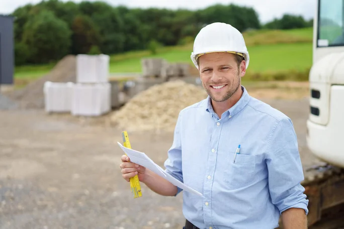 Bauarbeiter mit Dokumenten auf der Baustelle