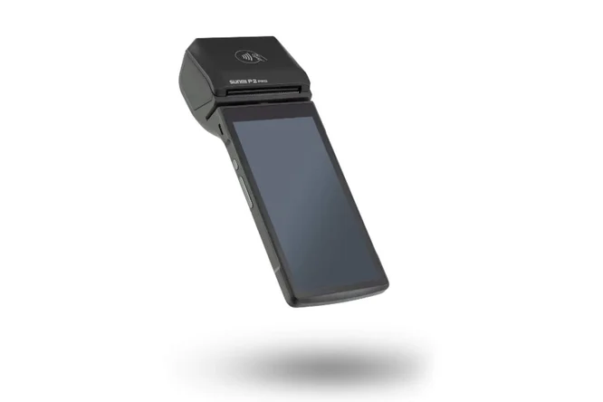 Ein elegantes, handliches Zahlungsterminal mit Touchscreen und kompaktem Design. Das Gerät schwebt vor einem weißen Hintergrund, was seine moderne und leichte Bauweise unterstreicht. Das NFC-Symbol oben signalisiert die Möglichkeit zum kontaktlosen Bezahlen.