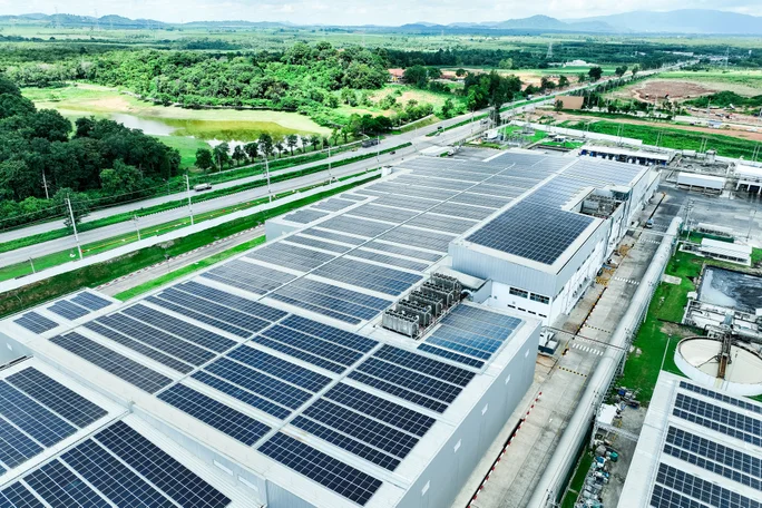 Photovoltaik Anlagen auf einem Betriebsgebäude von oben fotografiert
