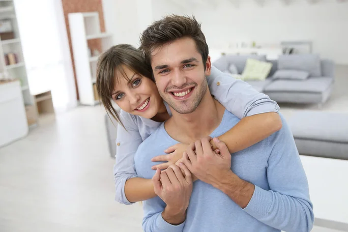 Lässige Umarmung im modernen Wohnzimmer