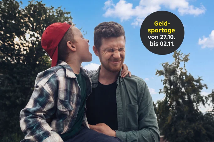 drei Menschen lachen vor der Universität wien mit dem Text 80 Euro Startbonus