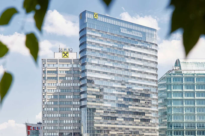 Außenansicht vom Donaukanal auf das Raiffeisenhaus