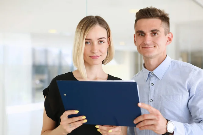 Geschäftsleute, die gemeinsam Dokumente prüfen
