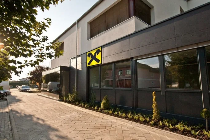 Modernes Gebäude mit gelbem Hammer-Logo