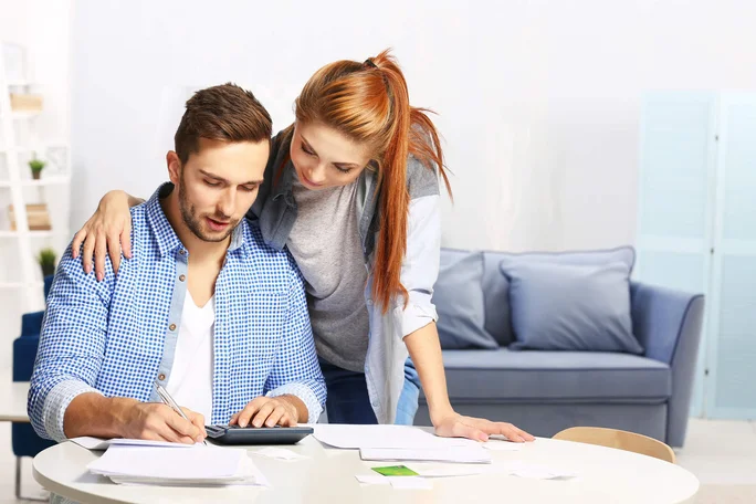 Paar überprüft zu Hause seine Finanzen