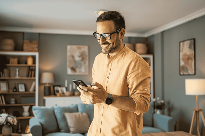 Stage-Image - Mann-am-Smartphone-Mein-ELBA-Hotline