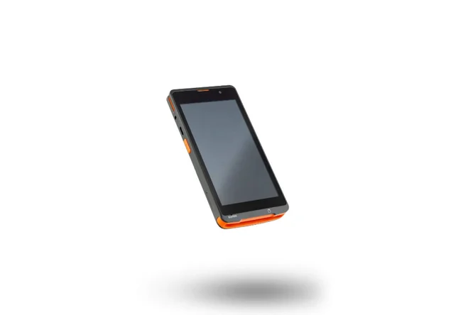 Ein elegantes schwarzes Smartphone mit orangefarbenen Akzenten schwebt vor einem weißen Hintergrund. Das Gerät besticht durch ein großes Display und minimalistisches Design, die moderne Technologie unterstreichen. Der Schatten unter dem Smartphone verleiht dem Bild Tiefe.