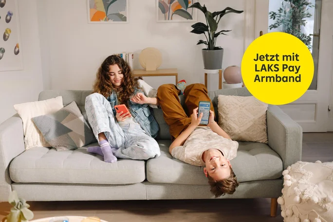 Stage-Image - Kinder-auf-dem-Sofa-mit-Smartphones-Raiffeisen-junior