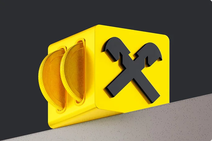Ein leuchtend gelber Würfel mit einem markanten schwarzen Hammer-und-Schraubenschlüssel-Symbol an der Seite erinnert an einen Werkzeugkasten oder ein Reparaturmotiv. Der Würfel hebt sich von einem dunklen Hintergrund mit strukturierter Oberfläche ab; links sind zwei kreisförmige, netzartige Elemente zu sehen. Die Gesamtwirkung ist modern und minimalistisch und betont Funktionalität und Bauthemen.
