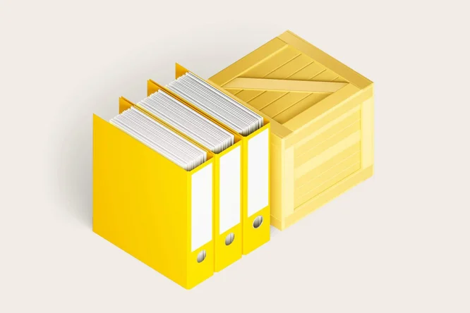 Drei gelbe Aktenordner stehen ordentlich neben einer Holzkiste. Die Ordner haben gut sichtbare weiße Etiketten und Metallringe, was auf Büroorganisation oder Archivierung hindeutet. Der neutrale Hintergrund hebt das leuchtende Gelb und die natürlichen Holztöne hervor. Weder auf den Ordnern noch auf der Kiste sind Schriftzüge oder Zahlen zu sehen.