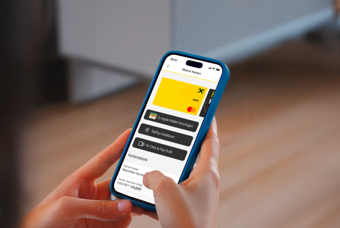 Nahaufnahme von Händen, die ein Smartphone mit blauer Hülle halten, auf dem eine App-Oberfläche zu sehen ist. Der Bildschirm zeigt eine gelbe Grafik, Textoptionen und interaktive Elemente. Die Szene wirkt wie ein Innenraum mit verschwommenem Hintergrund, was auf eine ungezwungene Atmosphäre hindeutet. Sichtbarer Text ist unter anderem „Mein Konto“ und weitere Menüoptionen.