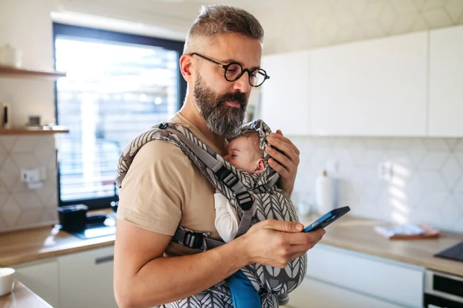 Stage-Image - Vater-mit-Baby-auf-dem-Smartphone-Apps
