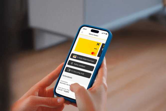 Eine Person hält ein Smartphone in der Hand, auf dem eine Mobile-Banking- oder Kartenverwaltungs-App angezeigt wird. Der Bildschirm zeigt eine gelbe Kartengrafik und mehrere Menüoptionen in einer Fremdsprache. Die Szene spielt sich in einem Innenraum ab, der Hintergrund ist dezent und neutral. Hand und Smartphone sind scharf abgebildet, was die digitale Interaktion betont.