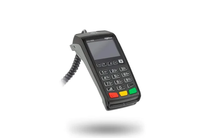 Ein elegantes und kompaktes Zahlungsterminal mit numerischer Tastatur und kleinem Display. Das Gerät wird über ein Spiralkabel angeschlossen und eignet sich ideal für den Einzelhandel und Kassensysteme. Die Tasten verfügen über farbcodierte Optionen zur Navigation und Bestätigung, was die Bedienbarkeit erhöht.
