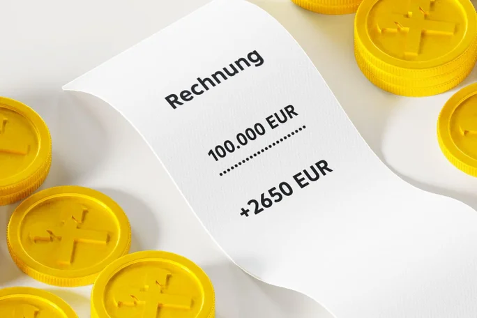 Eine gedruckte Rechnung zeigt das Wort „Rechnung“ sowie zwei Euro-Beträge: 100.000 EUR und +2650 EUR. Die Rechnung ist von mehreren gelben Münzen mit einem generischen Symbol umgeben. Das Design ist hell und minimalistisch, mit einem klaren weißen Hintergrund und leuchtend gelben Akzenten.