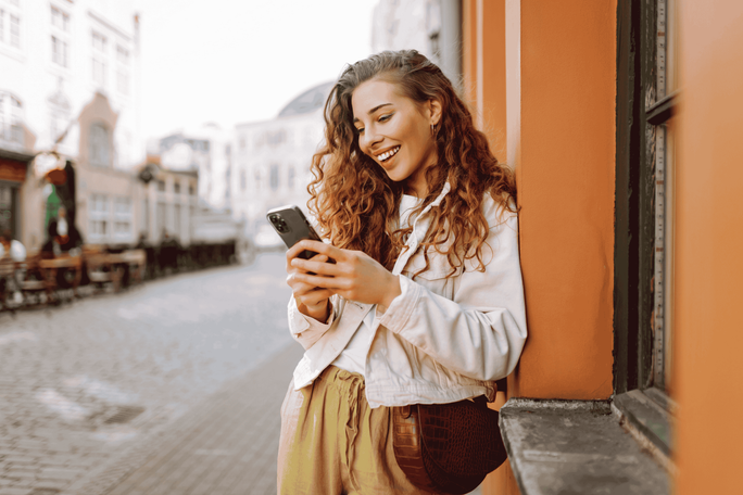 Stage-Image - Frau-am-Smartphone-mit-Mein-ELBA-Pushtan