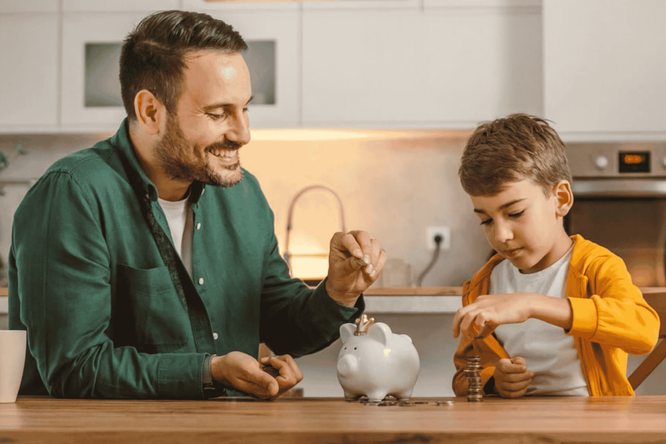 Vater-Sohn-Sparen-finanzielle-Bildung - 1
