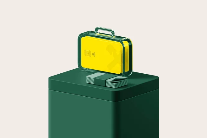 Ein transparenter Koffer mit leuchtend gelbem Bedienfeld und NFC-Symbol steht auf einem dunkelgrünen Sockel. Neben dem Koffer liegen ordentlich gestapelte Karten vor einem minimalistischen beigen Hintergrund. Die Optik ist klar und modern, mit Fokus auf geometrische Formen und kontrastierende Farben.