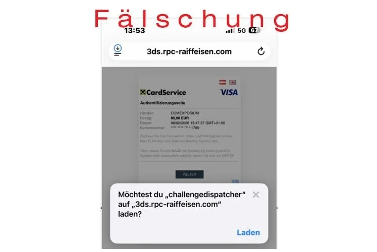 Ein Screenshot zeigt eine Warnung vor einer gefälschten Online-Banking-Website. Oben prangt in Rot das deutsche Wort „Fälschung“. Der Browser zeigt die URL „3ds.rpc-raiffeisen.com“ an, und ein Pop-up fragt, ob der Nutzer „challengedispatcher“ auf dieser Seite laden möchte. Das Bild enthält sichtbaren deutschen Text sowie Hinweise auf einen Kartendienst und VISA.