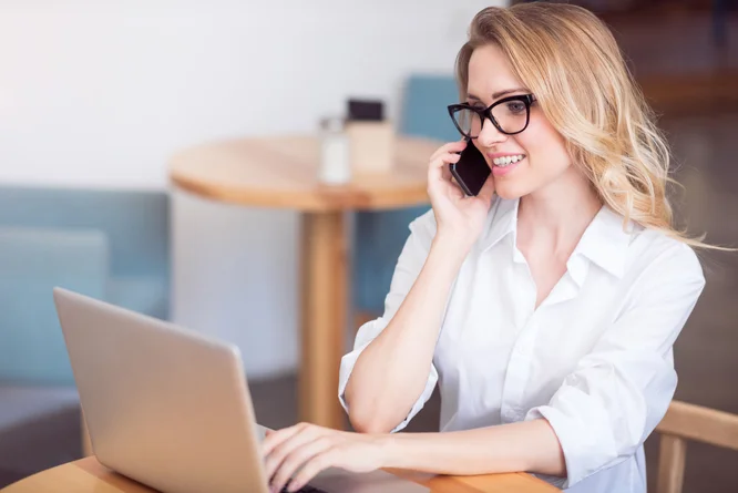 Frau mit Laptop und Smartphone