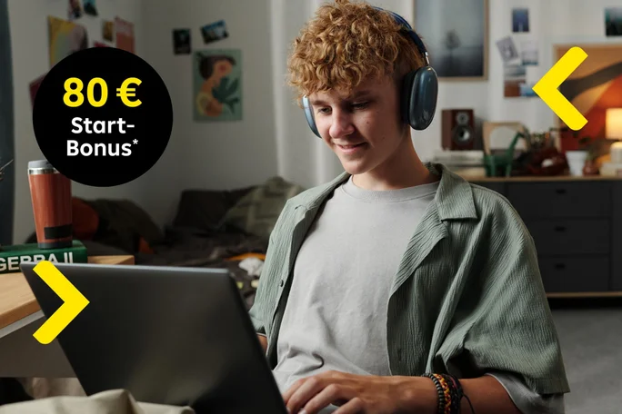Jugendlicher mit Kopfhörern sitzt vor Laptop