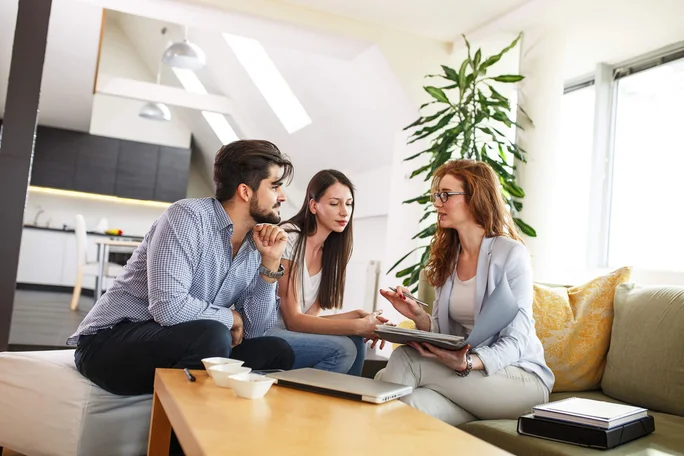 Beratungssituation im Wohnzimmer