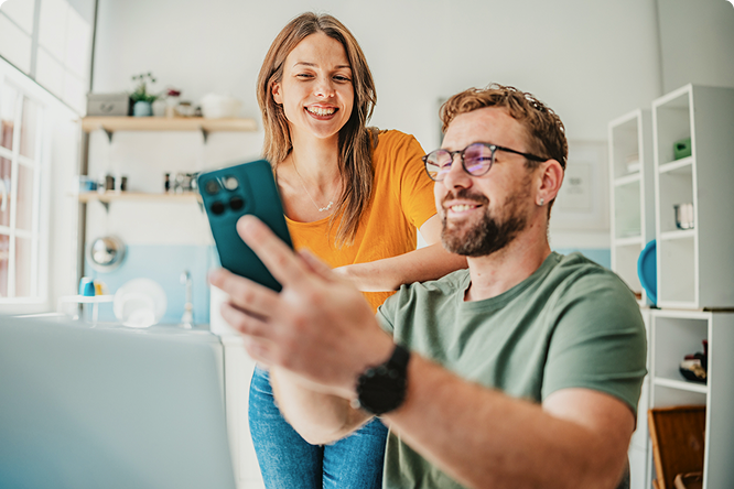 Mann und Frau sehen gemeinsam auf ein Smartphone
