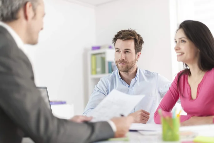 Geschäftstreffen mit Unterlagen im Büro