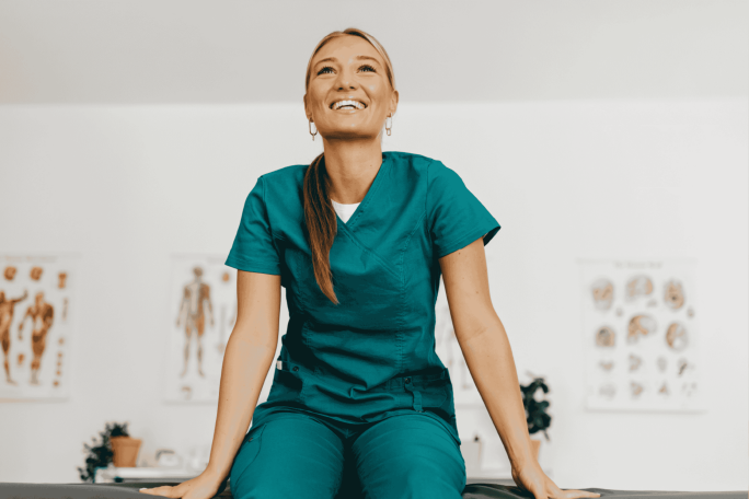 Junge Ärztin lächelt in die Kamera