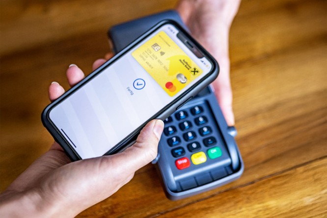 European Youth Card - Frau auf Reisen