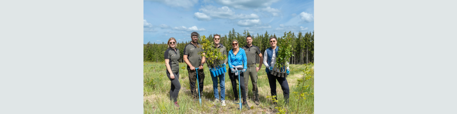 v.l.n.r. Magdalena Reissig (Wald4Leben), Bernhard Trinko (Mitgründer Wald4Leben), Christoph Troesch und Christine Matzer (beide Bereichsleitung HR, Raiffeisen NÖ-Wien), Michael Poppinger (Förster, Mitgründer Wald4Leben) und Matthias Spitzer (Bereichsleiter ESG, Raiffeisen NÖ-Wien) 
