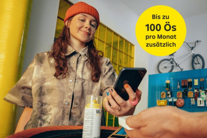 Zwei Frauen sitzen auf der Stiege und essen gemeinsam Pizza