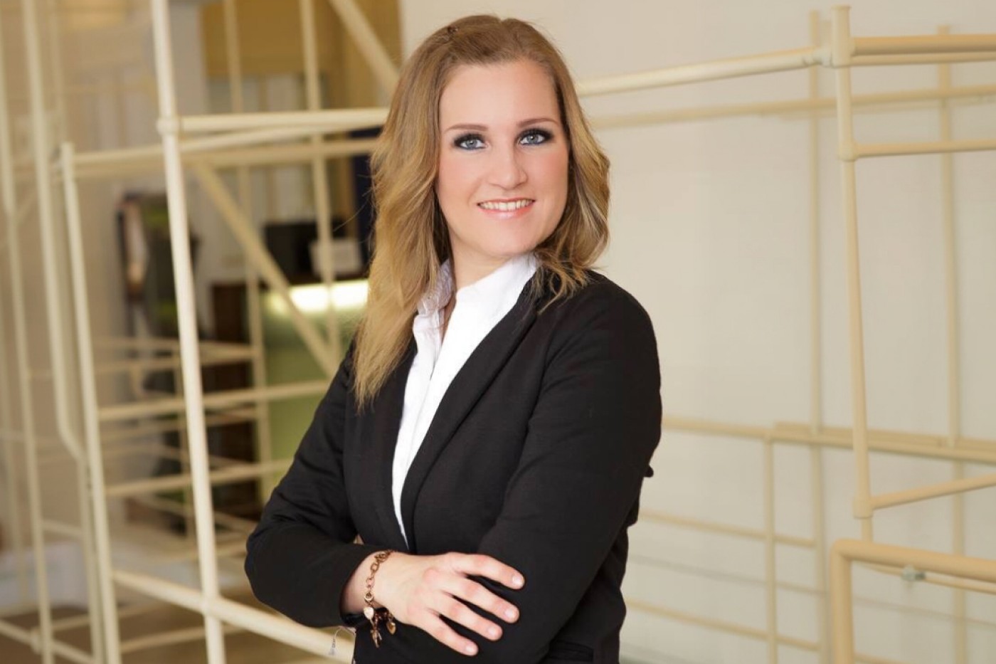 Julia Neruda-Schneider im Businessanzug