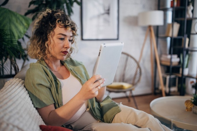 Stage-Image - Frau-liest-am-Tablet-Presseartikel
