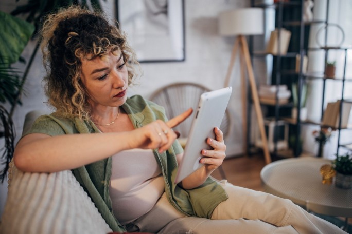 Stage-Image - Frau-mit-Tablet-erkundigt-sich-ueber-Raiffeisen-Presse