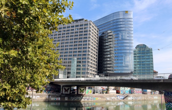 Außenansicht vom Donaukanal auf das Raiffeisenhaus